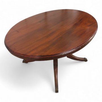 Tisch, Mahagoni, oval, Säule gedrechselt, 4 Füße geschwungen mit Messingschuhen auf Rollen, L133xB100xH71