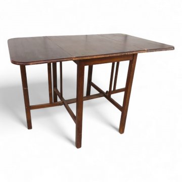 Tisch, Buche dkl.braun, seitlich Klappen, Beine ausschwenkbar, L75xB60xH79