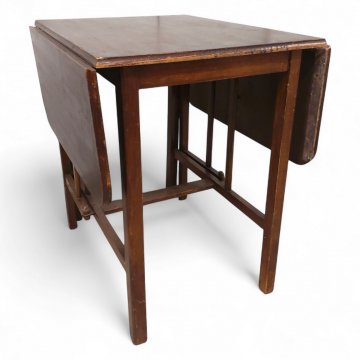 Tisch, Buche dkl.braun, seitlich Klappen, Beine ausschwenkbar, L75xB60xH79