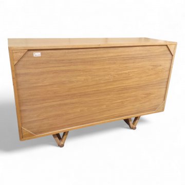 Sideboard MEDLEY, Eiche gekälkt, links 3 Schübe, rechts 3 Fächer, Schiebetüren, Kufenbeine, B140xT48xH87