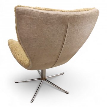 Sessel, Stoff beigegrau melliert, Sitz und Rücken Schafsfell beige, Chromgestell 5-füßig, drehbar