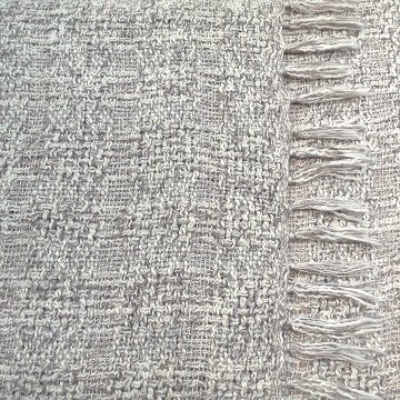 Plaid 170x140 hellgrau, creme gemuschelt, locker gestrickt, Fransen