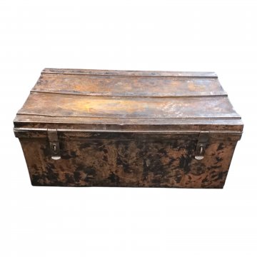 Transportkiste, Blech, schwarz mit Rost, starke Patina, 2 Henkel, 2 Verschlüsse, 80x45x33cm