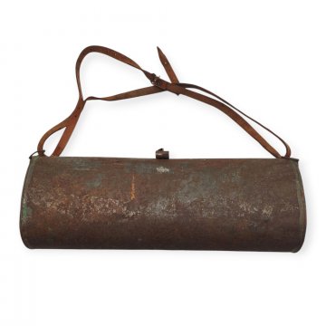 Fernglasbehälter / Sperber, rostiges Metall mit Lederriemen, Bundeswehr, Patina