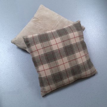 Kissen 45x45 TRAPANI vorn Karostoff beige dunkelbraun, Rückseite echt Leder beige