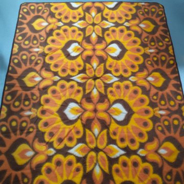 Decke 180x150 großes Muster, stilisierte Blüten, braune Einfassung