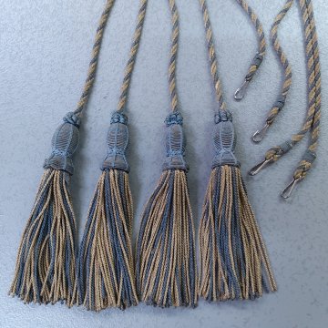 Quasten155 lang, taubenblau, beige, länglicher, schmaler Korpus, kleiner Karabiner am Ende Drellfransen