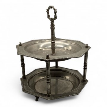 Etagere, versilbert, 2 Etagen, Form achteckig, Rand verziert, orientalisch, Ring und kl. Füße, H: 30cm