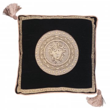 Kissen 45x45, schwarz, Chenille, mittig Medusa Motiv, rundum Mäanderornament, Kordel, beige