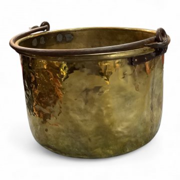 Kessel, Kaminholzkorb, poliertes Messing, handgeschmiedet, mit Bügelgriff, Ø 56 cm