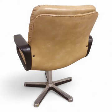 Drehsessel, Sitz u. Rücken Leder beige, Quernähte, Arml. Leder schwarz, Chromsäule 5-füßig 