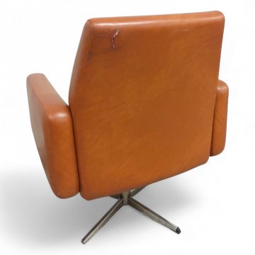 Sessel, Kunstleder braun, gerade Armlehnen, loses Sitzpolster beige/braun kariert, Metallsäule 4-füßig, drehbar, B62xT55xH80