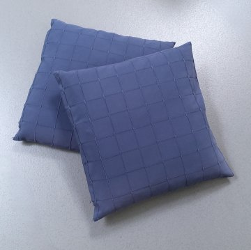 Kissen 50x50 blau, Feinrips mit aufgesticktem Karo