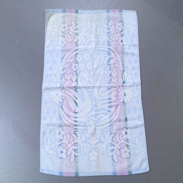 Handtuch 85x55 pastell hellblau, lila, weißes florales Muster, 2 Schwäne in ovaler Mitte