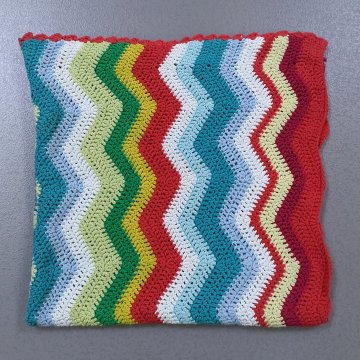 Decke 90x90 Baumwollgarn, gehäkelt, bunte Zick Zack Streifen, roter Bogenrand