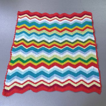 Decke 90x90 Baumwollgarn, gehäkelt, bunte Zick Zack Streifen, roter Bogenrand