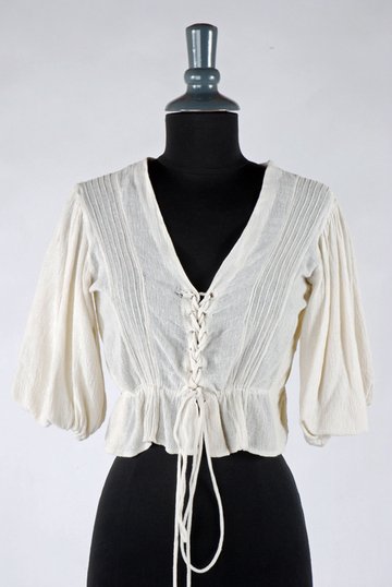 Bluse creme Krepp in VT geschnürt m. Biesen u. Puffarm zerschlissen