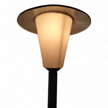 Straßenlaterne LEVERKUSEN, Eisenrohr verzinkt, Aufsatz K.stoff weiß konisch mit Schirm rund, Sockelplatte quadr.,Fassung E27, H250