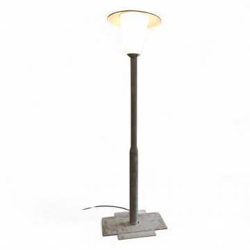 Straßenlaterne LEVERKUSEN, Eisenrohr verzinkt, Aufsatz K.stoff weiß konisch mit Schirm rund, Sockelplatte quadr.,Fassung E27, H250