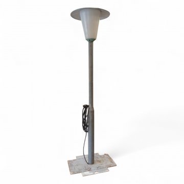 Straßenlaterne LEVERKUSEN, Eisenrohr verzinkt, Aufsatz K.stoff weiß konisch mit Schirm rund, Sockelplatte quadr.,Fassung E27, H250