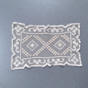 Deckchen 40x25 netzartig, bestickt 2 Rhomben, creme ,