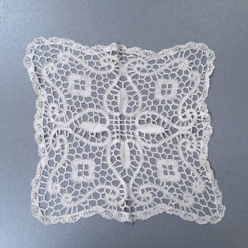 Deckchen 50x50 Handarbeit, 4 Blütenblätter als ganze Blüte, creme ,