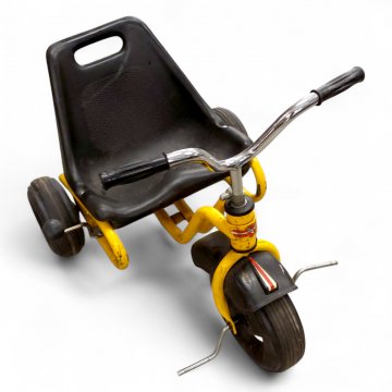 Dreirad, Metall/K.stoff, versch. Ausführungen (gelb/schwarz oder grün/rosa)