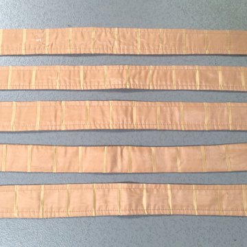 Seide 4,5x110 apricot mit schmalem gelbem Streifen, Halteband, Raffband