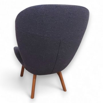 Sessel 594, Hochlehner mit Gestell aus Nussbaum, massiv. Sitzschale mit Wollstoff bezogen, blau. Design Sebastian Herkner. ROLF BENZ