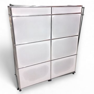 Theke USM Haller, Metall weiß, Front/Seiten geschlossen, Ende mit Umrandung, hinten 6 Ablagen, Chromgestell, B102xH120