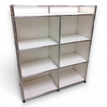 Theke USM Haller, Metall weiß, Front/Seiten geschlossen, Ende mit Umrandung, hinten 6 Ablagen, Chromgestell, B102xH120