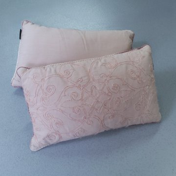 Kissen 30x50 altrosa, dekorative Kurbelstickerei, Antiklook durch dezente Batik, Rückseite uni, dezente Häkelborte 