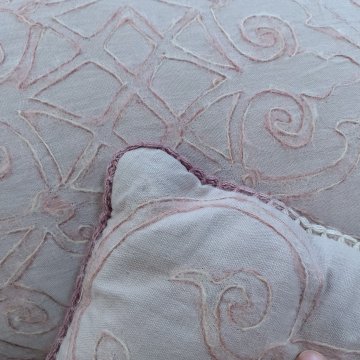 Kissen 30x50 altrosa, dekorative Kurbelstickerei, Antiklook durch dezente Batik, Rückseite uni, dezente Häkelborte 