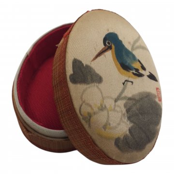 Deckeldose / Schachtel mit Stoff bespannt und ausgekleidet, mit Vogel handbemalt, asiatisch, oval