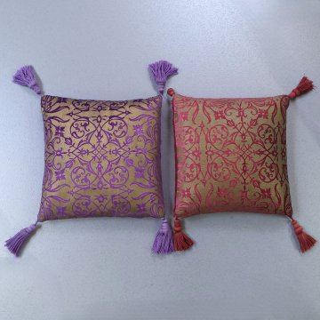 Kissen 40x40 Seide, goldene Kissenplatte, Ornamentoptik in dunkelrot bzw lila, Eckquasten 