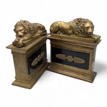 Buchstütze, Löwe auf Sockel liegend, Messing / Bronze, massiv, nach A. Canova