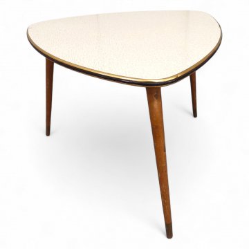 Nierentisch, Resopalplatte beige mit Linienmuster, Umleimer gold, 3 Beine Buche braun konisch schräg, H54