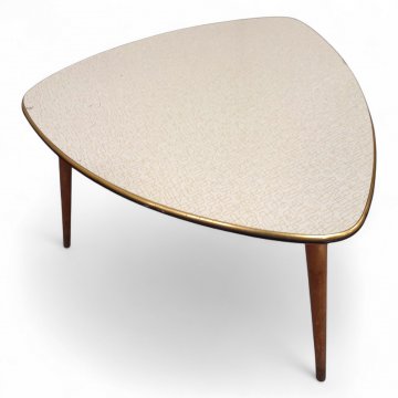 Nierentisch, Resopalplatte beige mit Linienmuster, Umleimer gold, 3 Beine Buche braun konisch schräg, H54