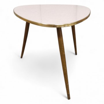 Nierentisch, Resopalplatte grauweiß, Umleimer gold, 3 Beine Buche braun konisch schräg, H57