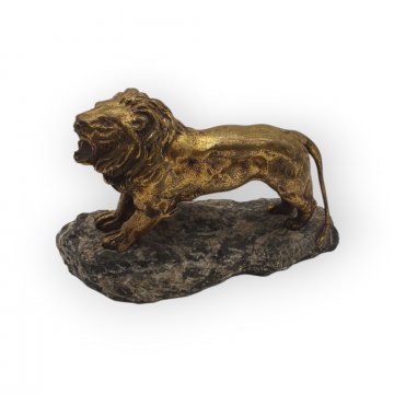 P- Figur, Goldener Löwe, auf Granitsocke, 
