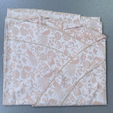 Tischdecke Ø170 Damast, altrosa, durchgehendes hellbraunes  Blumen- Pfauenmuster, Randbiese, rund