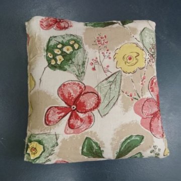 Kissen 40x40 beige schattiert, rot + gelbe Blüten, grüne Blätter