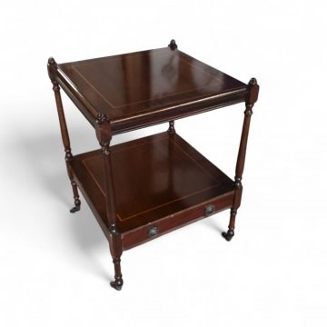 Beistelltisch EKL, Mahagoni, 44x60x44cm, runde Säulen 2 Ebenen, unten ein Schub mit Messinggriffen, kleine Messingrollen