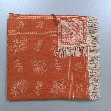 Sofadecke 140x260 Webart, ziegelrot, einzelne Blumen und Blätter in creme, Fransen an den Querrändern