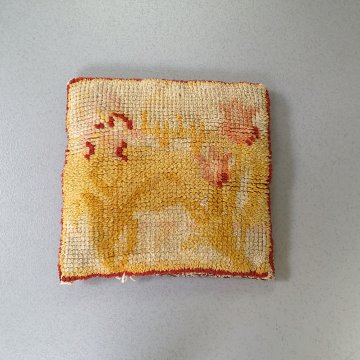 Kissen 38x38 Wolle, genüpft, beige dunkelgelb, dunkelrot + lachsfb., Rücks. 50er Jahre ecru, dunkelbraunes Blattornament