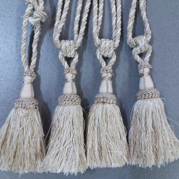 Quasten creme, schlanker Korpus ecru abgesetzt, Fransen seidig glänzend