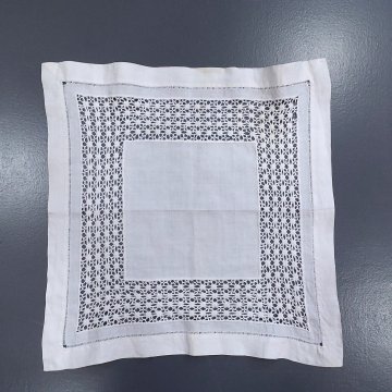 Deckchen 32x32 feines Linnen weiß, quadratischer Spitzeneisatz als Sternmuster, Hohlsaum