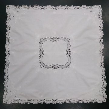 Tischdecke 85x85 feines Linnen, weiß, mittig Häkeleinsatz + Rand, ausgebogt 