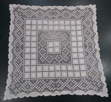 Tischdecke 75x75 weiß, gestrickt, Muster aus Rhomben und Karos mit Stern