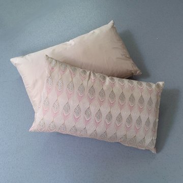 Kissen 50x30 Seide, beige, rosa hellgraues  Muster, Pfauenauge, Rücks. beige